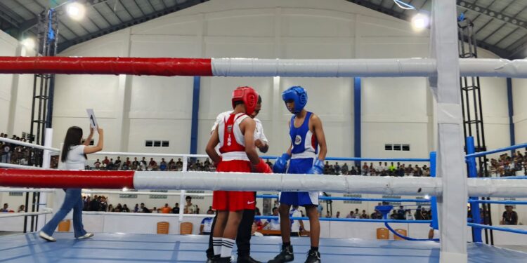 Foto: Laga dua atlet tinju di atas ring Kejuaraan Terbuka Tinju Amatir Piala Bupati Kepulauan Sangihe 2026. (Dok. Rendy/Barta1)