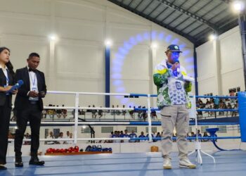foto: Ketua Panitia Kejuaraan Terbuka Tinju Amatir Piala Bupati Kepulauan Sangihe 2026, Johanis Pilat Saat Membacakan Laporan Panitia. (Dok. Rendy/Barta1)