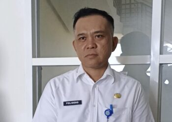 Foto: Direktur RSUD Liun Kendage Tahuna, dr. Polideng Dalawir, memberikan keterangan terkait kekosongan obat yang terjadi akibat proses transisi sistem pengadaan, Rabu (29/4/2026). (Dok. Rendy/Barta1.com)