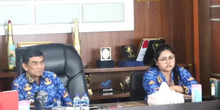 Potret Bupati dan Wakil Bupati saat memimpin pertemuan bersama para pejabat di lingkup Pemda Talaud.
