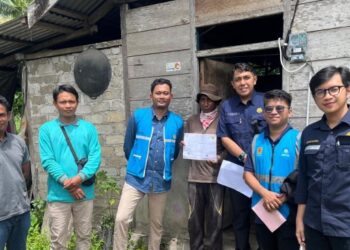 Bantuan pasang sambungan listri yang dilaksanakan PLN dan KESDM menjangkau warga kurang mampu. (foto: Humas PLN)