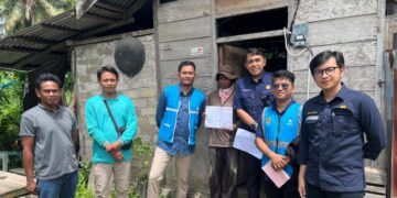 Bantuan pasang sambungan listri yang dilaksanakan PLN dan KESDM menjangkau warga kurang mampu. (foto: Humas PLN)