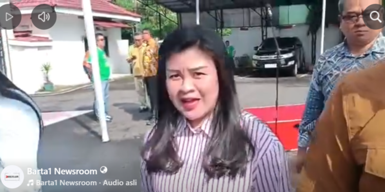 Bupati Sitaro Chintya Inggrid Kalangit memasuk gedung Kejati Sulut beberapa waktu lalu untuk diperiksa sebagai saksi kasus dana bantuan Gunung Ruang. (foto: Barta1)