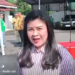 Bupati Sitaro Chintya Inggrid Kalangit memasuk gedung Kejati Sulut beberapa waktu lalu untuk diperiksa sebagai saksi kasus dana bantuan Gunung Ruang. (foto: Barta1)