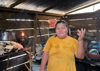 Energi listrik kini mengalir untuk warga Kampung Pulutan Talaud, warga tak perlu lagi pakai lampu botol. (foto: Humas PLN)