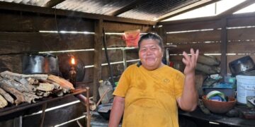 Energi listrik kini mengalir untuk warga Kampung Pulutan Talaud, warga tak perlu lagi pakai lampu botol. (foto: Humas PLN)