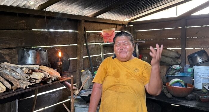 Energi listrik kini mengalir untuk warga Kampung Pulutan Talaud, warga tak perlu lagi pakai lampu botol. (foto: Humas PLN)
