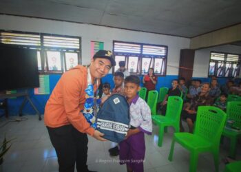 Foto: Bupati Kepulauan Sangihe Michael Thungari memberikan motivasi sekaligus menyerahkan bantuan perlengkapan sekolah kepada siswa di Pulau Kalama, Kecamatan Tatoareng, Kamis (30/4/2026). (Dok. Istimewa)