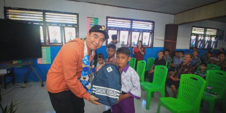 Foto: Bupati Kepulauan Sangihe Michael Thungari memberikan motivasi sekaligus menyerahkan bantuan perlengkapan sekolah kepada siswa di Pulau Kalama, Kecamatan Tatoareng, Kamis (30/4/2026). (Dok. Istimewa)