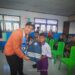Foto: Bupati Kepulauan Sangihe Michael Thungari memberikan motivasi sekaligus menyerahkan bantuan perlengkapan sekolah kepada siswa di Pulau Kalama, Kecamatan Tatoareng, Kamis (30/4/2026). (Dok. Istimewa)