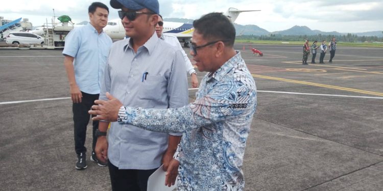 Perkuat Sinergitas, Plt Bupati Sitaro Antar Kepulangan Mensesneg saat Kunker di Sulut