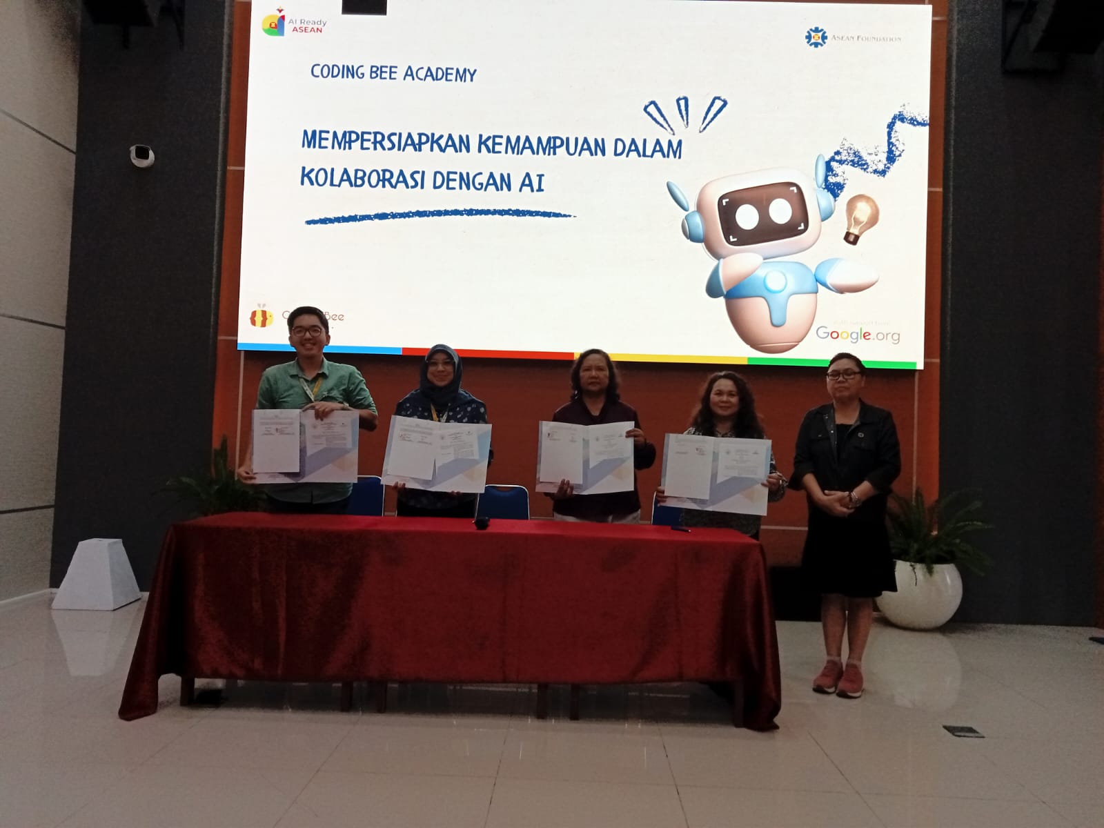 Penandatanganan MoU Polimdo dan Coding Bee (Foto: Meikel/Barta)
