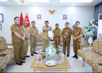Foto: Gubernur Yulius Selvanus serahkan nota dinas penunjukan Plt Bupati Sitaro di Manado. (Dok. Istimewa)