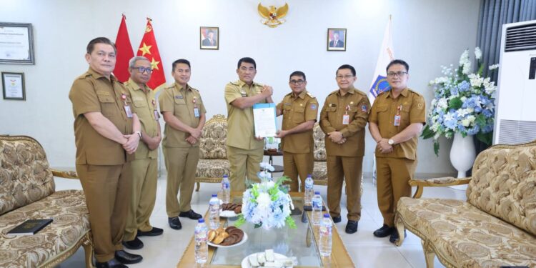 Foto: Gubernur Yulius Selvanus serahkan nota dinas penunjukan Plt Bupati Sitaro di Manado. (Dok. Istimewa)