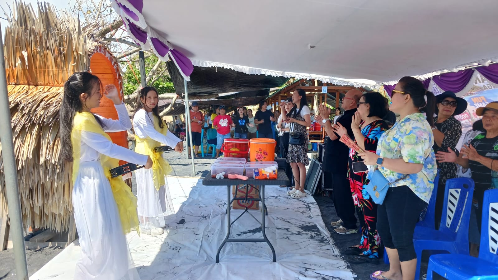Peringatan Kenaikan Yesus Kristus, Jemaat GMIM Kharisma Buha laksanakan Ibadah di Pantai (foto : istimewa)