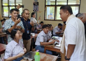 Foto: Kajati Sulut tinjau kualitas dan distribusi program MBG di Tahuna. (Dok. Rendy/Barta1)