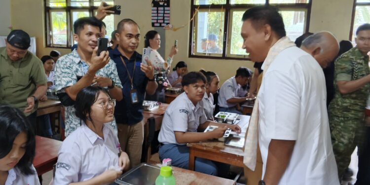 Foto: Kajati Sulut tinjau kualitas dan distribusi program MBG di Tahuna. (Dok. Rendy/Barta1)