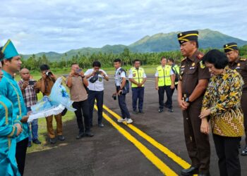 Foto: Kepala Kejaksaan Tinggi Sulawesi Utara, Jakob Hendrik Pattipeilohy saat berkunjung ke Sangihe. (Dok. Rendy/Barta1)