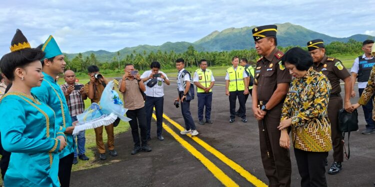 Foto: Kepala Kejaksaan Tinggi Sulawesi Utara, Jakob Hendrik Pattipeilohy saat berkunjung ke Sangihe. (Dok. Rendy/Barta1)