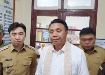 Foto: Kajati Sulut Jakob Hendrik Pattipeilohy saat di wawancara wartawan dalam kunjungan kerjanya di Sangihe. (Dok. Istimewa)