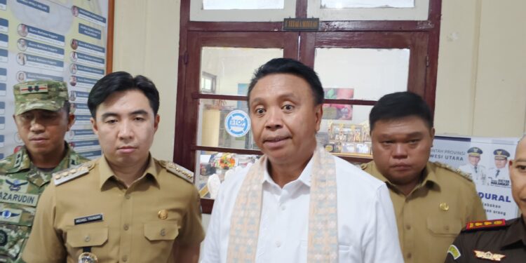 Foto: Kajati Sulut Jakob Hendrik Pattipeilohy saat di wawancara wartawan dalam kunjungan kerjanya di Sangihe. (Dok. Istimewa)