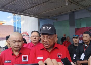 Ketua DPD PDIP Sulawesi Utara Olly Foto: Dondokambey saat diwawancarai wartawan. (Dok. Rendy/Barta1)