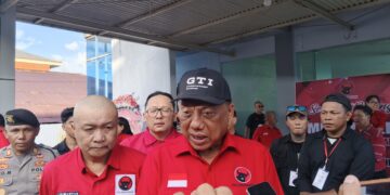 Ketua DPD PDIP Sulawesi Utara Olly Foto: Dondokambey saat diwawancarai wartawan. (Dok. Rendy/Barta1)