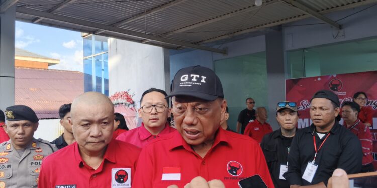 Ketua DPD PDIP Sulawesi Utara Olly Foto: Dondokambey saat diwawancarai wartawan. (Dok. Rendy/Barta1)