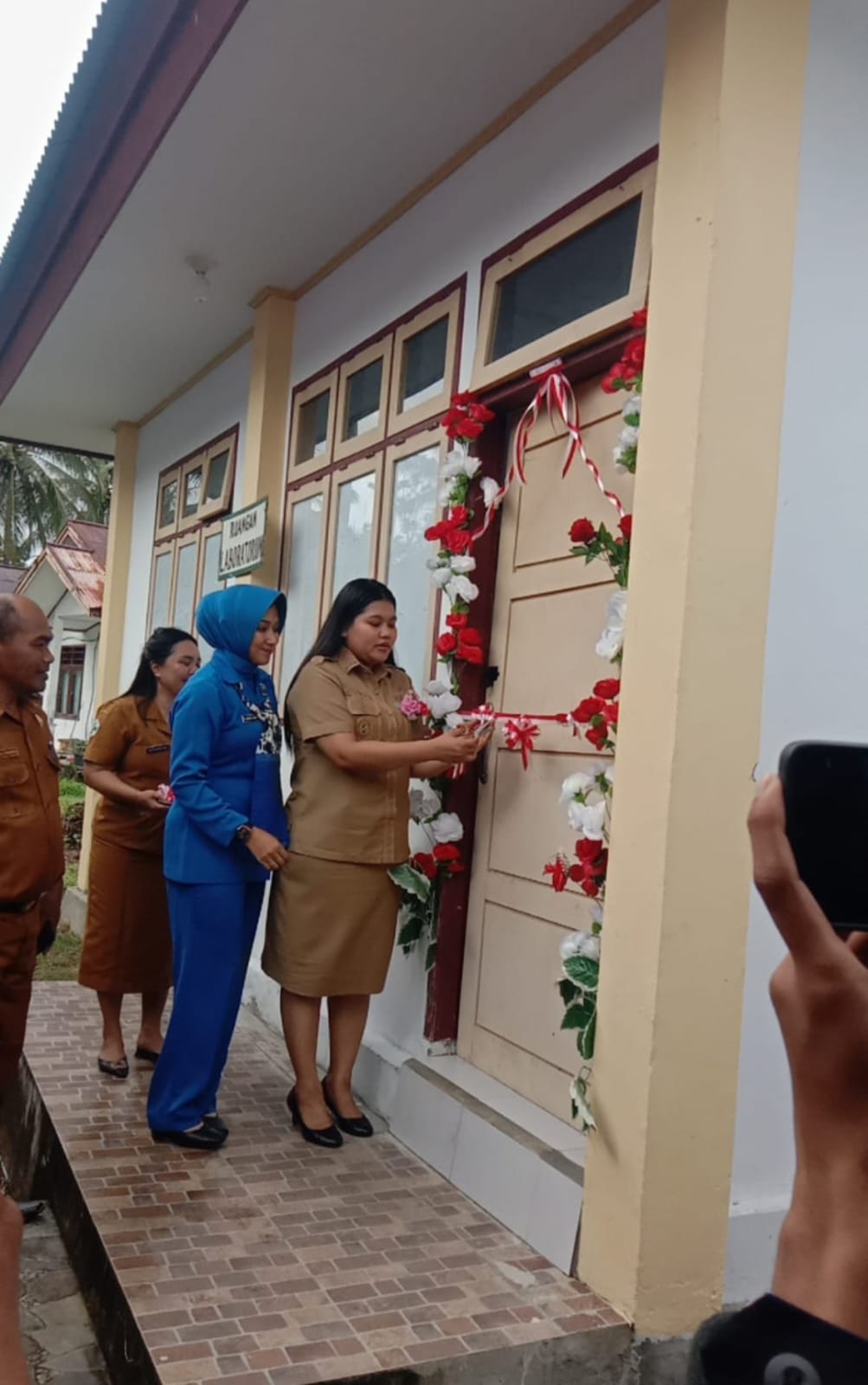 Gunting pita Lounching Laboratorium Rumah Sakit Bergerak Kepualaun Talaud yang dilakukan oleh Wakil Bupati Kepulauan Talaud, Anisya G Bambungan, SE. 