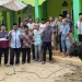 Foto: Bupati Michael Thungari menyerahkan hewan kurban. (Dok. Istimewa)