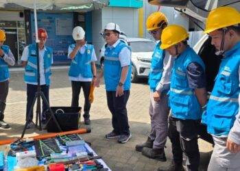 PLN UP2D Suluttenggo Gelar Inspeksi Ketat Peralatan dan APD Petugas Yantek SCADA. (Foto: Humas PLN)