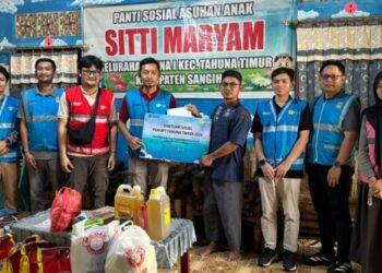 PLN UP3 Tahuna menyalurkan paket sembako dan santunan tunai kepada Yayasan Anak Lohoraung serta Panti Asuhan Anak Sitti Maryam di Tahuna. (foto: Humas PLN)