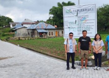 PLN bantu pemasangan dan pembangunan jalan Paving di Desa Tempang 2 Langowan. (foto: Humas PLN)