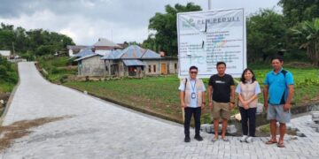 PLN bantu pemasangan dan pembangunan jalan Paving di Desa Tempang 2 Langowan. (foto: Humas PLN)