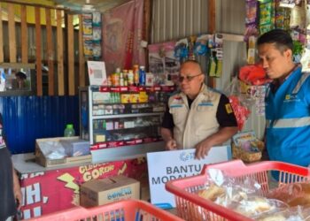 PLN menyalurkan bantuan modal usaha untuk memperkuat UMKM di Gorontalo. (foto: Humas PLN)