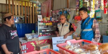 PLN menyalurkan bantuan modal usaha untuk memperkuat UMKM di Gorontalo. (foto: Humas PLN)