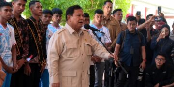 Presiden Prabowo berbincang dengan warga saat mengunjungi Pulau Miangas. (Foto: Humas PLN)