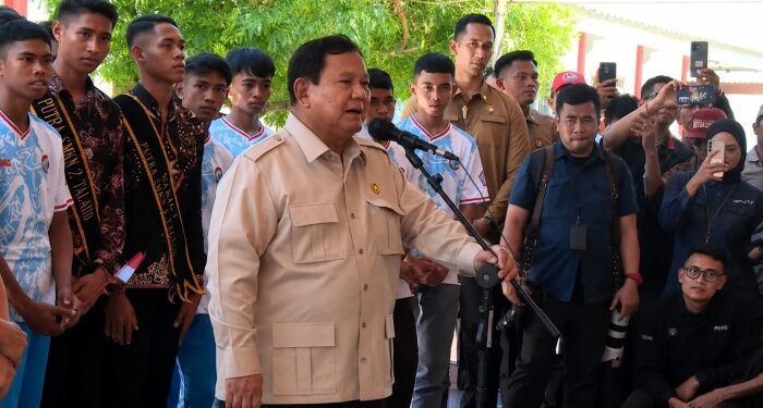 Presiden Prabowo berbincang dengan warga saat mengunjungi Pulau Miangas. (Foto: Humas PLN)