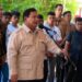 Presiden Prabowo berbincang dengan warga saat mengunjungi Pulau Miangas. (Foto: Humas PLN)