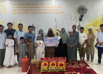 Penyerahan santunan untuk penghuni Rumah Yatim Tahfidz Al-MA'UN. (foto: Humas PLN)