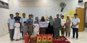 Penyerahan santunan untuk penghuni Rumah Yatim Tahfidz Al-MA'UN. (foto: Humas PLN)
