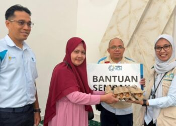 Sebanyak 100 paket sembako disalurkan kepada masyarakat prasejahtera dan keluarga pensiunan PLN oleh YBM. (foto: Humas PLN)