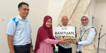 Sebanyak 100 paket sembako disalurkan kepada masyarakat prasejahtera dan keluarga pensiunan PLN oleh YBM. (foto: Humas PLN)