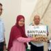 Sebanyak 100 paket sembako disalurkan kepada masyarakat prasejahtera dan keluarga pensiunan PLN oleh YBM. (foto: Humas PLN)