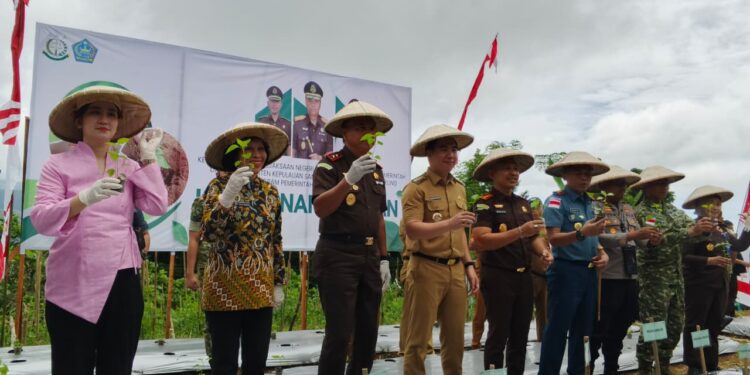 Foto: Kajati Sulawesi Utara Jacob Hendrik Pattipeilohy dalam kunjungannya ke Kepulauan Sangihe mengampanyekan gerakan menanan. (Dok. Rendy/Barta1)