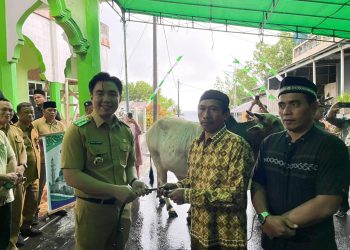 Foto: Bupati Menyerahkan Bantuan Hewan Kurban. (Dok. Istimewa)