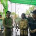 Foto: Bupati Menyerahkan Bantuan Hewan Kurban. (Dok. Istimewa)