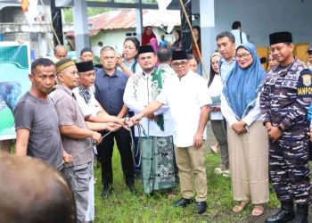Plt Bupati Heronimus Makainas Serahkan Hewan Kurban Bantuan Presiden dan Pemkab Sitaro