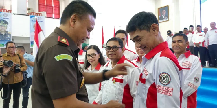 Bupati Talaud, Welly Titah saat didaulat sebagai Dewan Pembina ABPEDNAS (Foto Istimewa).
