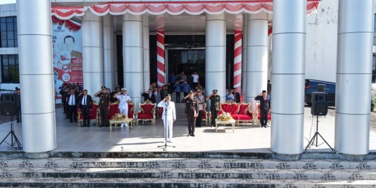 Bupati Kepulauan Talaud saat membacakan sambutan pada upacara peringatan hari otonomi daerah ke- XXX.